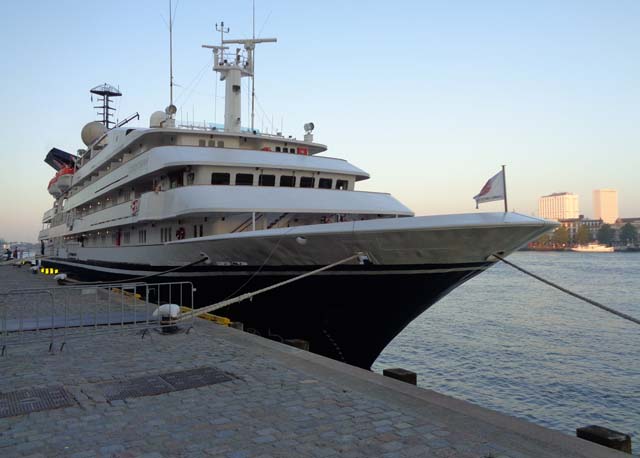 Cruiseschip ms Corinthian van Grand Circle Cruise Line Group aan de Cruise Terminal Rotterdam